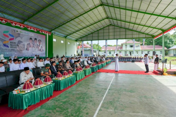 Gubernur Sulsel Serahkan Rp5 Miliar untuk Perbaikan Jalan ke Ponpes DDI Mangkoso Barru