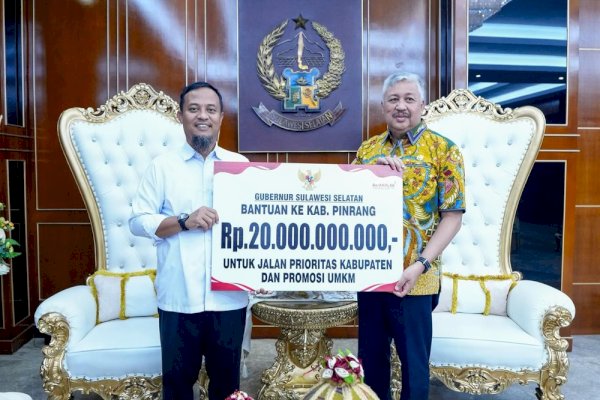Gubernur Andi Sudirman Serahkan Rp20 Miliar untuk Infrastruktur dan UMKM ke Pemkab Pinrang