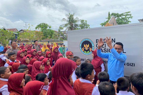 Bupati Sidrap Antar Langsung Makanan Bergizi Gratis, Murid Sambut dengan Ceria