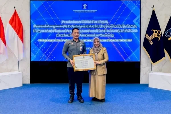 Bupati Sinjai Terima Penghargaan dari Kanwil Kemenkum Sulsel atas Dukungan Posbakum Desa