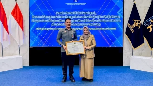 Bupati Sinjai Terima Penghargaan dari Kanwil Kemenkum Sulsel atas Dukungan Posbakum Desa