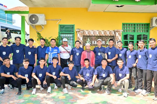 Tim Futsal Soppeng Sambangi Pesantren Yasrib Sebelum Berlaga di Praporprov Makassar