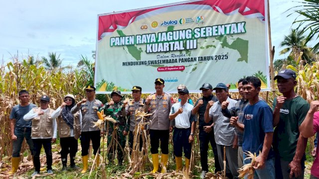 Polres Lutim Gelar Panen Raya Jagung Serentak di Desa Lewonu, Dukung Program Swasembada Pangan