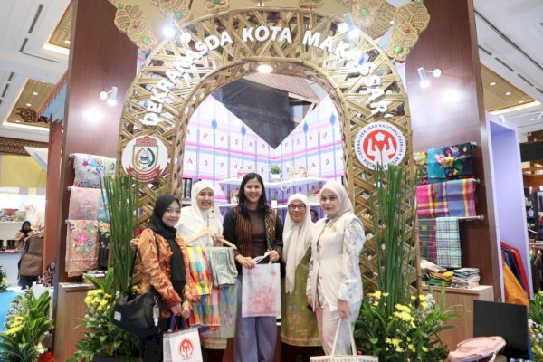 Booth Dekranasda Makassar Diserbu Pengunjung di Hari Pertama Inacraft 2025