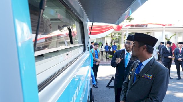 Gubernur Sulawesi Selatan, Andi Sudirman Sulaiman meluncurkan mesin pencetak KTP mobile pertama di Sulsel.