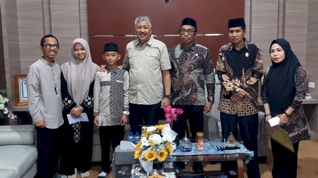Bupati Pinrang, H. A. Irwan Hamid, S.Sos, melepas secara resmi dua peserta kafilah asal Kabupaten Pinrang yang akan berlaga pada Seleksi Tilawatil Qur&rsquo;an dan Hadits (STQH) Tingkat Nasional di Kendari.