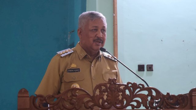 Bupati Pinrang H. A. Irwan Hamid, S.Sos saat menghadiri pelantikan pengurus Serikat Media Siber Indonesia (SMSI) Kabupaten Pinrang.