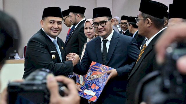 Wali Kota Makassar, Munafri Arifuddin, memimpin prosesi pelantikan jajaran Direksi dan Dewan Pengawas (Dewas) Badan Usaha Milik Daerah (BUMD) Kota Makassar.