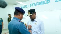 Gubernur Sulsel Terima Brevet Kehormatan Hiperbarik dari TNI AL