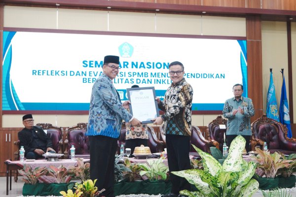 Gubernur Sulsel Terima Penghargaan BMPS Nasional di Seminar SPMB 2025