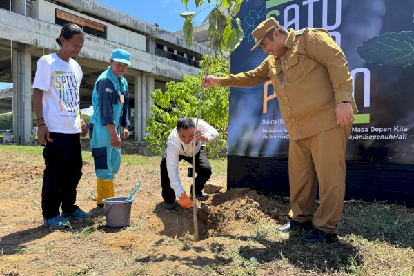 Bupati Maros Chaidir Syam Tanam Pohon Tabebuya, Dukung Program Penghijauan Bandara Sultan Hasanuddin