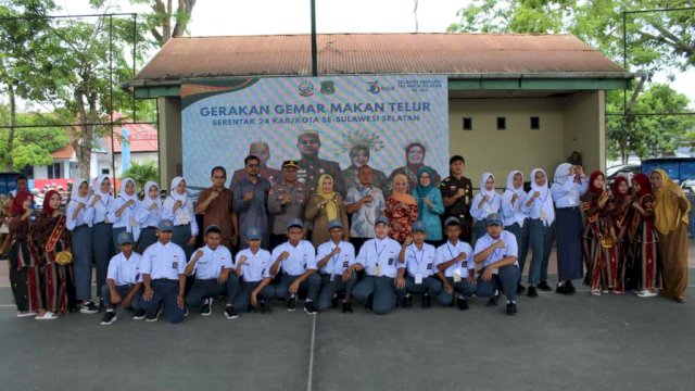 Gerakan Gemar Makan Telur serentak dalam rangka Hari Jadi ke-356 Sulawesi Selatan di Sidrap.