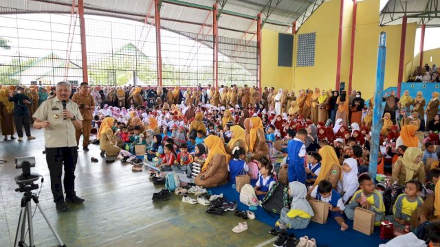 Bupati Pinrang, Irwan Hamid, saat menghadiri kegiatan Gerakan Gemar Makan Telur.