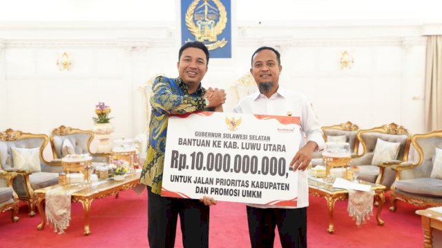 Gubernur Sulawesi Selatan, Andi Sudirman Sulaiman, menyerahkan bantuan kepada Bupati Luwu Utara (Lutra), Andi Abdullah Rahim