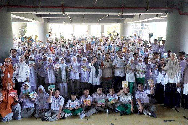 Dukung Literasi di Makassar, Sekolah Islam Athirah Donasikan Ratusan Buku