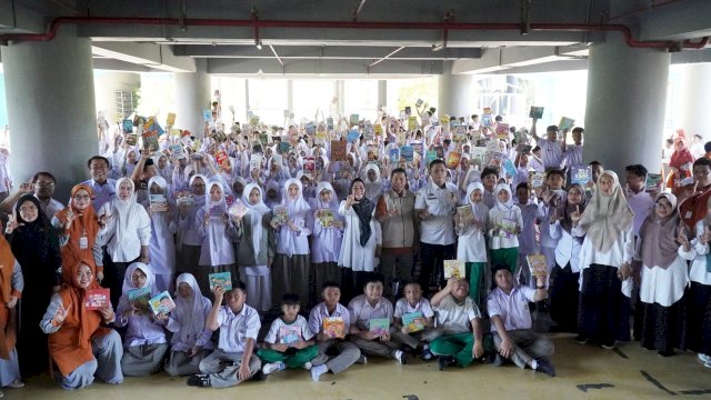 Siswa SD dan SMP Sekolah Islam Athirah Kajaolalido berpartisipasi dalam kegiatan donasi buku.