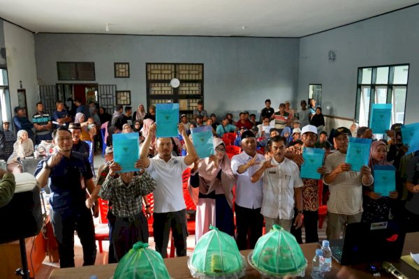 Warga Mahalona Lutim Terima Sertifikat Tanah Setelah Penantian 17 Tahun