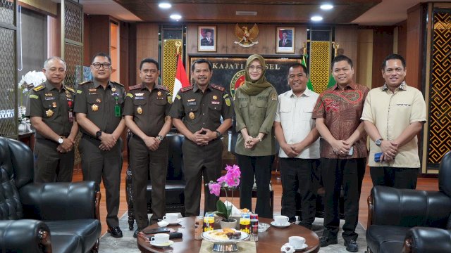 Ketua DPRD Sulsel, Andi Rachmatika Dewi, bersama tiga wakil ketua, yaitu Rahman Pina, Yasir Machmud, dan Supriadi Arif, silaturahmi dengan Kepala Kejati Sulsel, Agus Salim.