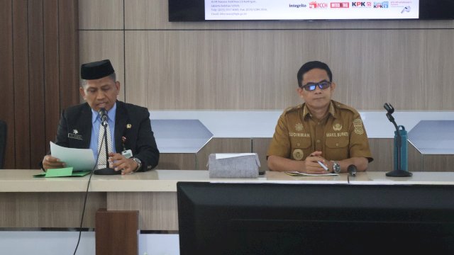 Wakil Bupati Pinrang, Sudirman Bungi, S.IP., M.Si. memimpin langsung rapat koordinasi yang digelar di ruang rapat Bupati Pinrang.