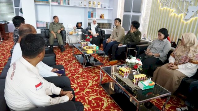 Bupati Luwu Timur, Irwan Bachri Syam, didampingi Wakil Bupati Hj. Puspawati Husler, menerima dengan hangat kunjungan Tim Penilai Adipura.