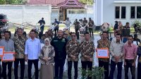 Disaksikan Legislator Sulsel, Bupati Sinjai Serahkan Bantuan Sarana Pertanian