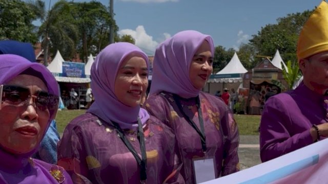 Tim Penggerak PKK (TP PKK) Kabupaten Enrekang tampil penuh semangat dalam Jambore dan Hari Kesatuan Gerak (HKG) PKK ke-53 tingkat Sulsel.