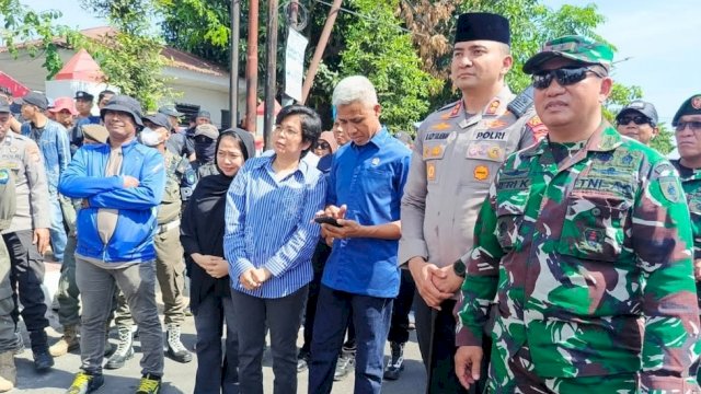 Pimpinan dan Anggota DPRD Kabupaten Gowa menerima secara langsung aspirasi damai dari peserta unjuk rasa.