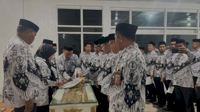 Ketua PGRI Kabupaten Sidrap sekaligus Wakil Bupati Sidrap, Nurkanaah, memimpin pelantikan pengurus PGRI.