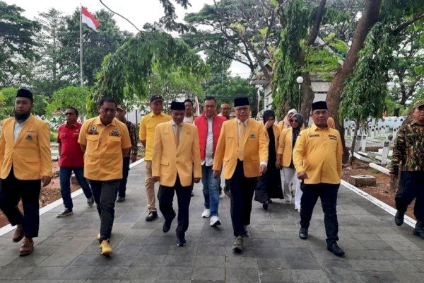 Ziarah ke TMP Panaikang, Taufan Pawe: Kami Hadir untuk Penghormatan, Sekaligus Memberikan Doa