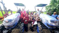 Dukung Ketahanan Pangan, Legislator Sulsel Andi Tenri Indah Bantu Traktor ke Petani Bajeng
