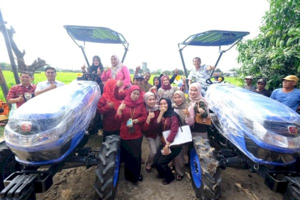 Dukung Ketahanan Pangan, Legislator Sulsel Andi Tenri Indah Bantu Traktor ke Petani Bajeng