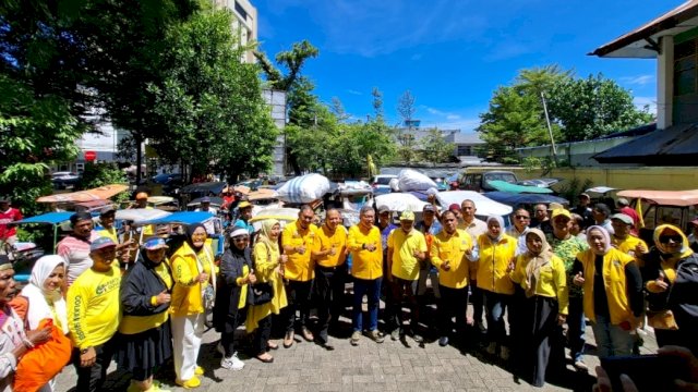 DPD I Gollar Sulsel lakukan pembagian sembako di kantor Golkar Sulsel.