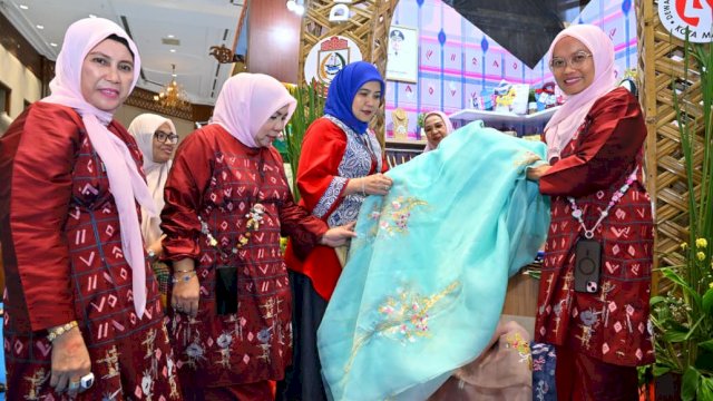 Produk Binaan Dekranasda Makassar, Baju Bodo Hingga Sarung Lagosi Laris Manis di INACRAFT