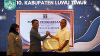 Bupati Lutim Terima Penghargaan Kemenkum Sulsel atas Pembentukan 100 Persen Posbankum