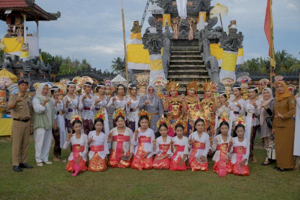 Piodalan Purnama Kapat, Wabup Lutim Puspawati Dorong Pelestarian Nilai Budaya dan Spiritualitas Umat Hindu