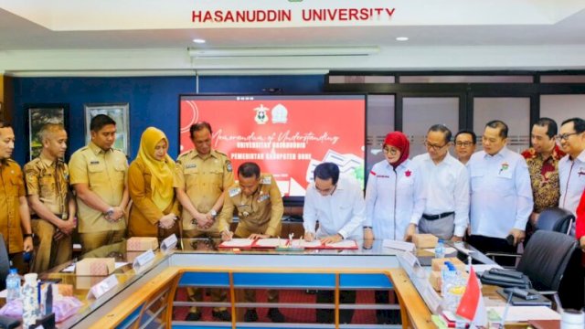 Penandatanganan MoU antara Rektor Prof. Dr. Ir. Jamaluddin Jompa, M.Sc., bersama Bupati H. Andi Asman Sulaiman, S.Sos., M.M.