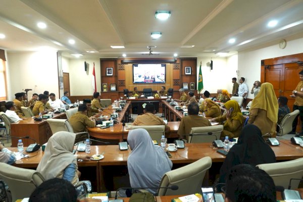 Boyong Aparat Desa Belajar di Sentra Bandeng Jatim, Bupati Ibas Disambut Bupati Gresik