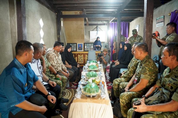 Bawa Pesan Presiden Prabowo, Menhan Sjafrie Sambangi Rumah Duka Lettu Anumerta Fauzy di Pangkep