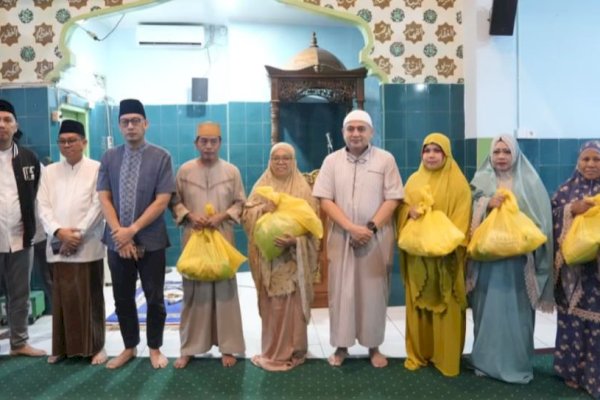 Wali Kota Munafri Serahkan Paket Sembako, Usai Sholat Subuh Berjamaah di Masjid Haqqul Yaqin