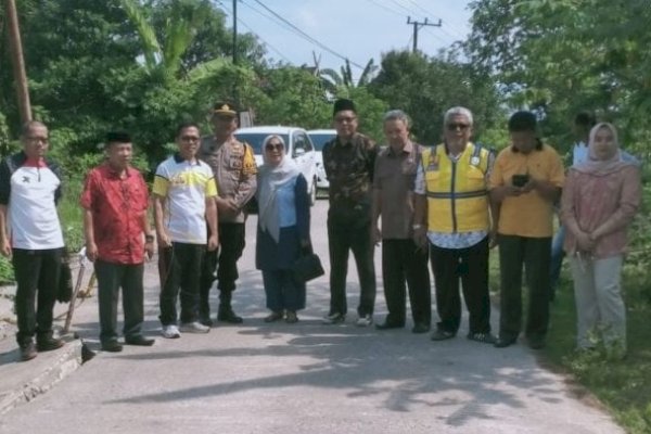 Anggota DPRD Barru Tinjau Jalan Rusak Penghubung Dua Wilayah, Pujananting dan Tanete Riaja