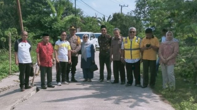 Anggota DPRD Barru Tinjau Jalan Rusak Penghubung Dua Wilayah, Pujananting dan Tanete Riaja