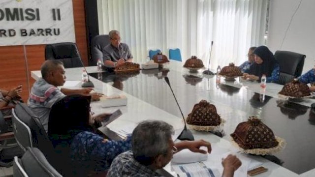 DPRD Barru Ingatkan Pejabat: Bayar Pajak Kendaraan Sebelum Bicara PAD