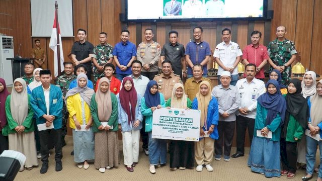 Baznas Maros Salurkan Beasiswa Skripsi untuk 120 Mahasiswa