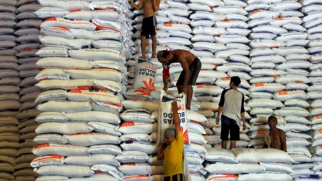 Stok Aman, Bulog Suplai Beras ke Timur Indonesia