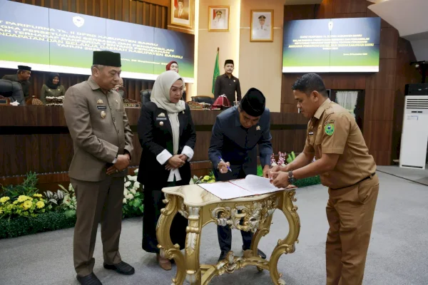 DPRD Barru Tandatangani Keputusan Bersama Rancangan Perubahan APBD Tahun 2025 Bersama
