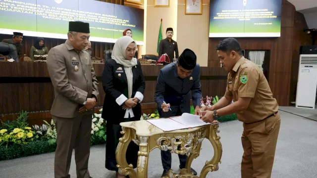 DPRD Barru Tandatangani Keputusan Bersama Rancangan Perubahan APBD Tahun 2025 Bersama