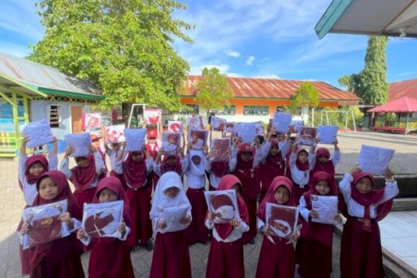 Pemkab Maros Kembali Bagikan Ribuan Seragam Sekolah Gratis