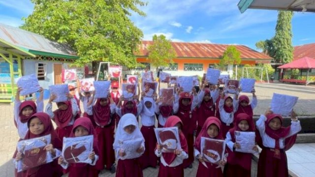 Pemkab Maros Kembali Bagikan Ribuan Seragam Sekolah Gratis