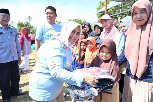 Ribuan Peserta Didik di Sinjai Nikmati Seragam Sekolah Gratis