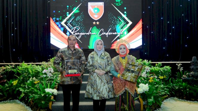 Wakil Gubernur Sulawesi Selatan, Fatmawati Rusdi, menghadiri tradisi lepas sambut Pangdam XIV/Hasanuddin.